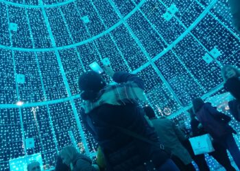 El árbol de la Navidad de Vigo mantiene las seis canciones que sonarán con el espectáculo de luces
