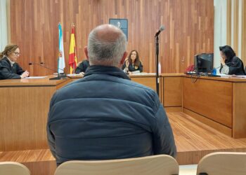 El conductor de un bus escolar acusado de acoso a una acompañante niega los hechos en Vigo