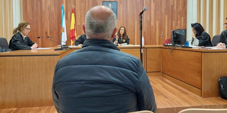 El conductor de un bus escolar acusado de acoso a una acompañante niega los hechos en Vigo