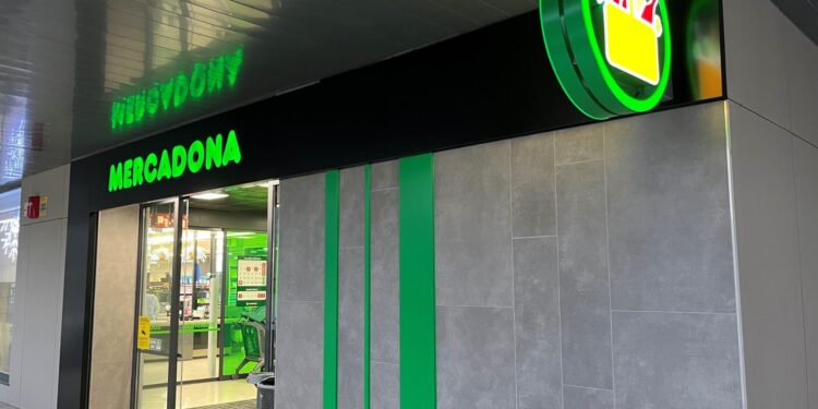 Mercadona invierte 1,8 millones en su séptimo supermercado en Vigo, que ya ha abierto sus puertas