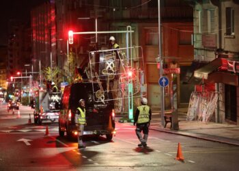 Trabajando día y noche: el montaje del alumbrado navideño avanza sin descanso en Vigo