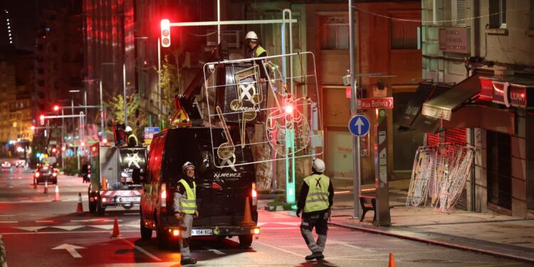 Trabajando día y noche: el montaje del alumbrado navideño avanza sin descanso en Vigo