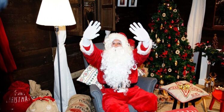 Papa Noel recorrerá Vigo en un vehículo navideño de época: estos son los barrios y los horarios previstos