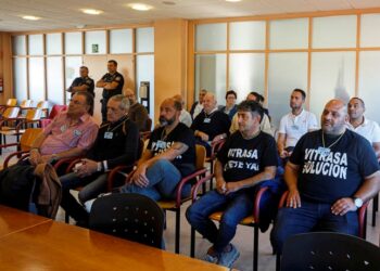 Expulsan del pleno municipal a un grupo de trabajadores de Vitrasa que exigía una solución al conflicto