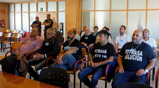Expulsan del pleno municipal a un grupo de trabajadores de Vitrasa que exigía una solución al conflicto