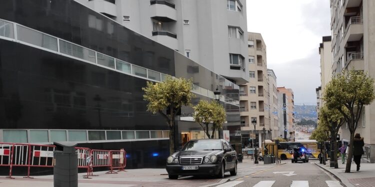 Trasladan a un hospital a un anciano hallado entre heces en un domicilio de Vigo