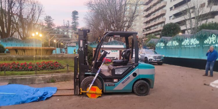 La Policía Local inmoviliza la maquinaria usada para montar el mercado de la Navidad de Vigo