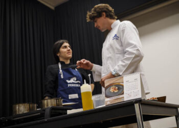 Un finalista de Masterchef y una ganadora del Petisquiño homenajean a Cunqueiro en el recetario de Pereira