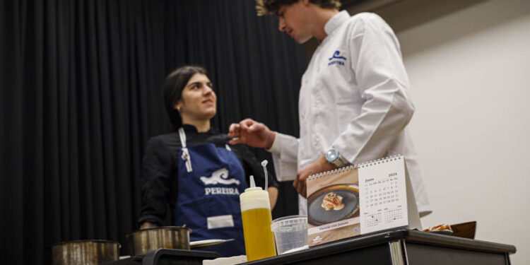 Un finalista de Masterchef y una ganadora del Petisquiño homenajean a Cunqueiro en el recetario de Pereira