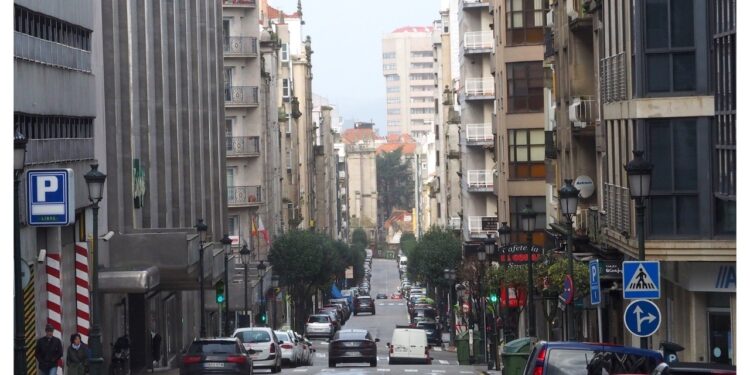 Se quita la pulsera telemática para robar y al ser apresado asegura que llevaba un cuchillo «para cobrar deudas»