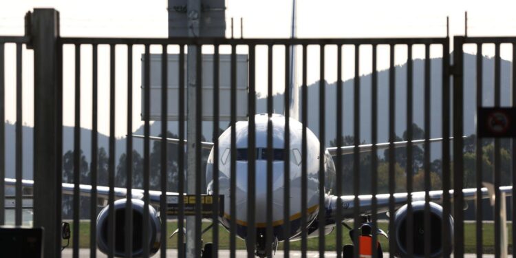 Tres días de odisea y dos aterrizajes frustrados para 50 escolares de Londres a Vigo: «Parece que vivimos en Alaska»