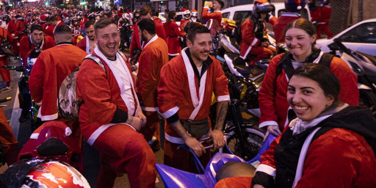 La Papanoelada Motera de Vigo comenzará por la mañana: 100 pilotos en la «búsqueda del tesoro» con regalos