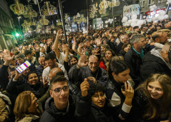 El gobierno local niega «colas kilométricas» por la Navidad y dice resolver «satisfactoriamente» la afluencia de gente