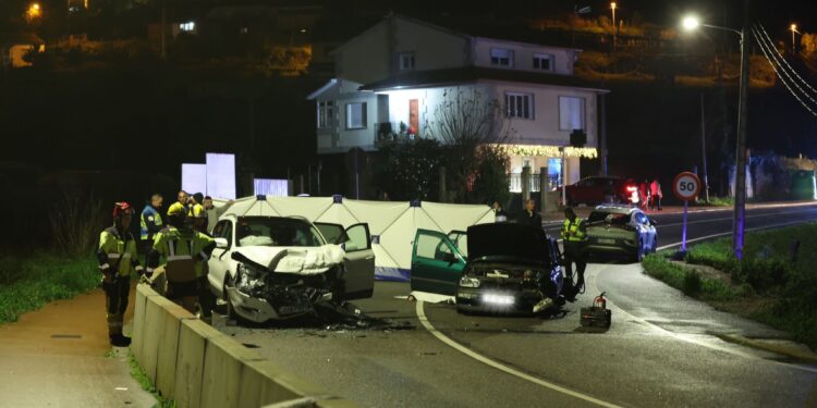 Dos menores, de 16 y 17 años, mueren en un accidente en la carretera que une Marín y Moaña