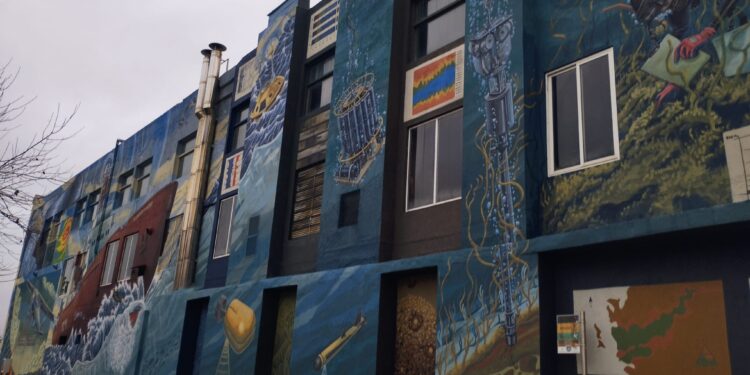 Delio Rodríguez transforma la piscina del Náutico de Vigo en una ventana al mar