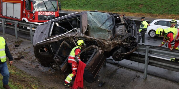 Dos heridos, uno grave, al dar varias vueltas de campana un coche en Vigo