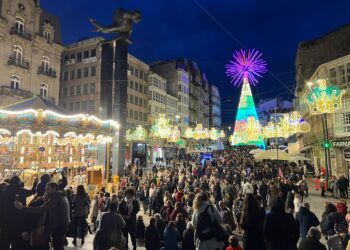 Vigo cierra el puente de la Constitución con otro lleno