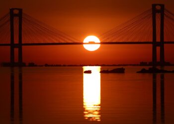 Solsticio de invierno en el horizonte de la ría de Vigo con sol, frío y poca lluvia