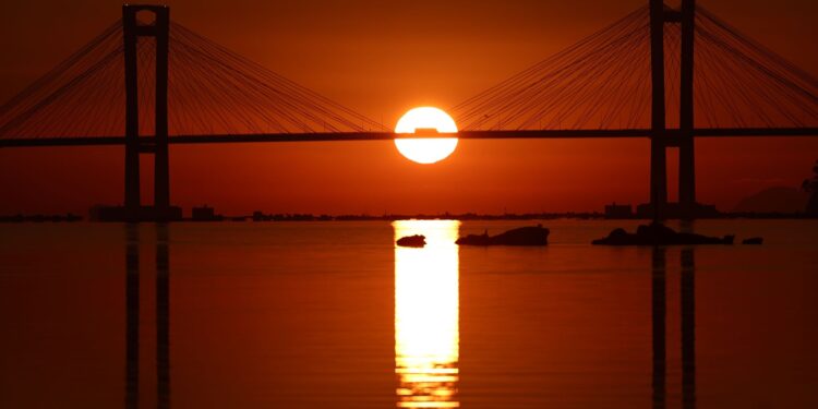 Solsticio de invierno en el horizonte de la ría de Vigo con sol, frío y poca lluvia