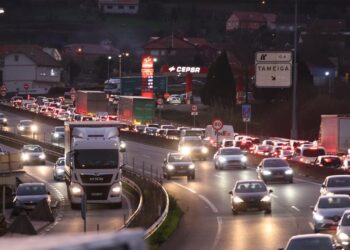 Importantes retenciones de entrada a Vigo por un accidente con cuatro coches