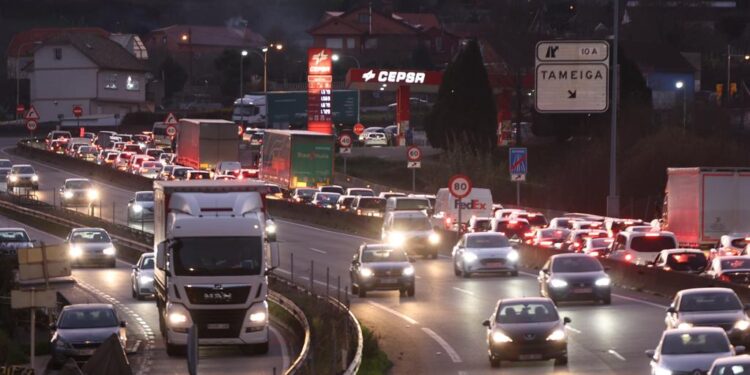 Importantes retenciones de entrada a Vigo por un accidente con cuatro coches