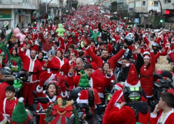 Papanoelada Motera descomunal por las calles de Vigo: Navidad a dos ruedas y con caramelos