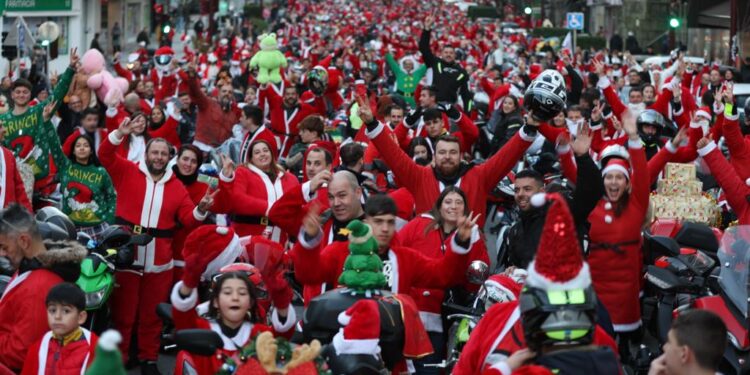 Papanoelada Motera descomunal por las calles de Vigo: Navidad a dos ruedas y con caramelos