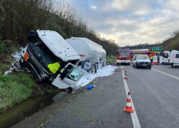 Madre e hija mueren al chocar su vehículo contra un camión con mercancías peligrosas