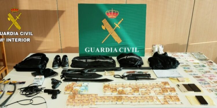 Detenidas cuatro personas por atracar sucursales bancarias en Vilaboa y Pazos de Borbén