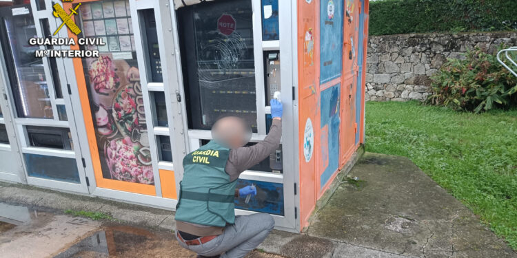 Detenidos dos vigueses y otro investigado por robar en chiringuitos de las playas de Nigrán en 2022