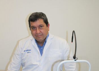 Expertos de Vithas recomiendan no mirar a ninguna fuente de luz a menos de 20 centímetros de distancia