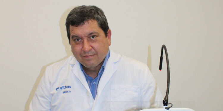 Expertos de Vithas recomiendan no mirar a ninguna fuente de luz a menos de 20 centímetros de distancia