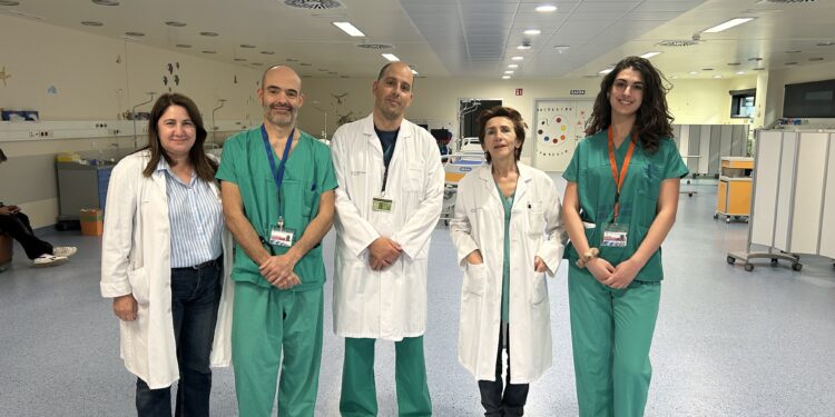 Operación pioneira no Cunqueiro tras extirpar un tumor a un bebé cun modelo virtual 3D