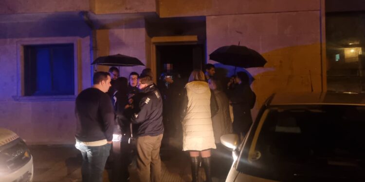 Un incendio obliga a desalojar un edificio en Chapela