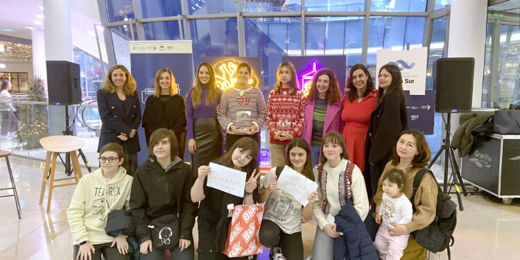 El talento y la creatividad de ‘Ciencia Brilante’ del IIS Galicia Sur lucen en el Centro Comercial Gran Vía 