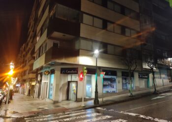 Buscan a tres atracadores que se llevaron unos 300.000 euros a punta de pistola en un banco de Vigo