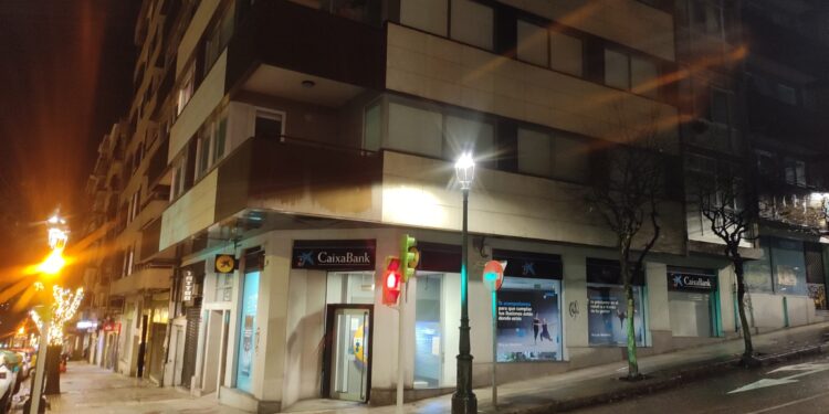 Buscan a tres atracadores que se llevaron unos 300.000 euros a punta de pistola en un banco de Vigo