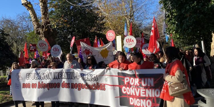 Las trabajadoras de las escuelas infantiles reclaman en Santiago «un convenio y unos salarios dignos»