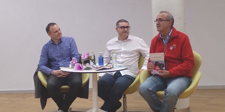 Fran Fernández Davila presenta en la biblioteca de Nigrán sus dos novelas más recientes