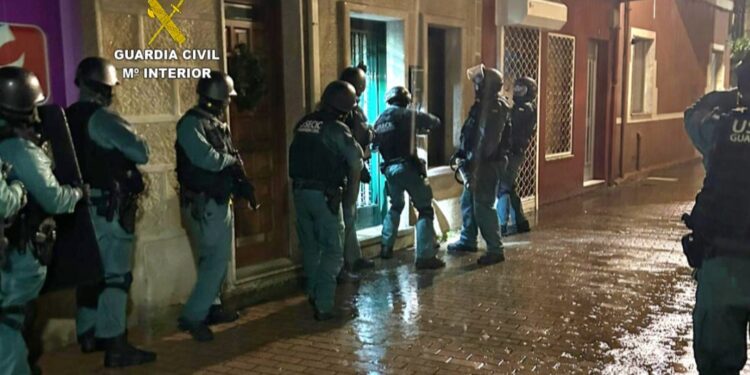 Detenido un vecino de Cangas acusado de vender droga en las inmediaciones de un parque infantil