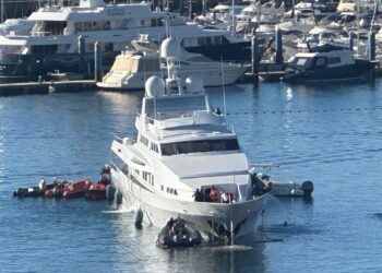 Encalla en Sanxenxo el megayate ‘Tumberry C’
