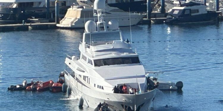 Encalla en Sanxenxo el megayate ‘Tumberry C’