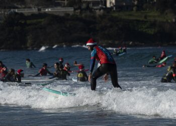 La playa de Patos acoge a los papanoeles surferos