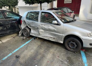 Un vehículo causa desperfectos en cinco turismos estacionados en Vigo