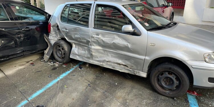 Un vehículo causa desperfectos en cinco turismos estacionados en Vigo