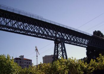 Agentes de Policía salvan la vida a un hombre encaramado al viaducto de Redondela