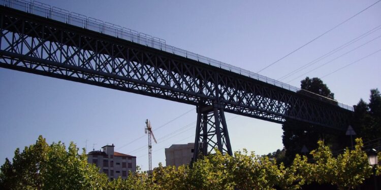 Agentes de Policía salvan la vida a un hombre encaramado al viaducto de Redondela