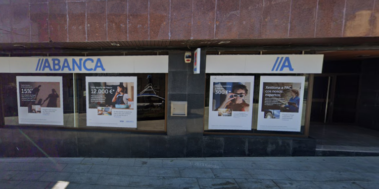 Buscan a los atracadores de un banco en Arbo al que accedieron forzando una ventana trasera