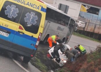 Rescatan a una mujer herida tras sufrir un accidente en Puxeiros