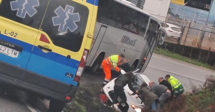 Rescatan a una mujer herida tras sufrir un accidente en Puxeiros